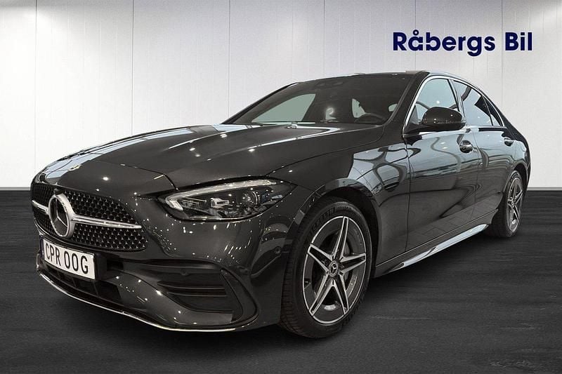 Grå (grafitgrå metallic) Begagnad 2022 Mercedes C300e AMG line Sedan | 489 800 kr (Marknadspris) - Bild 1/4