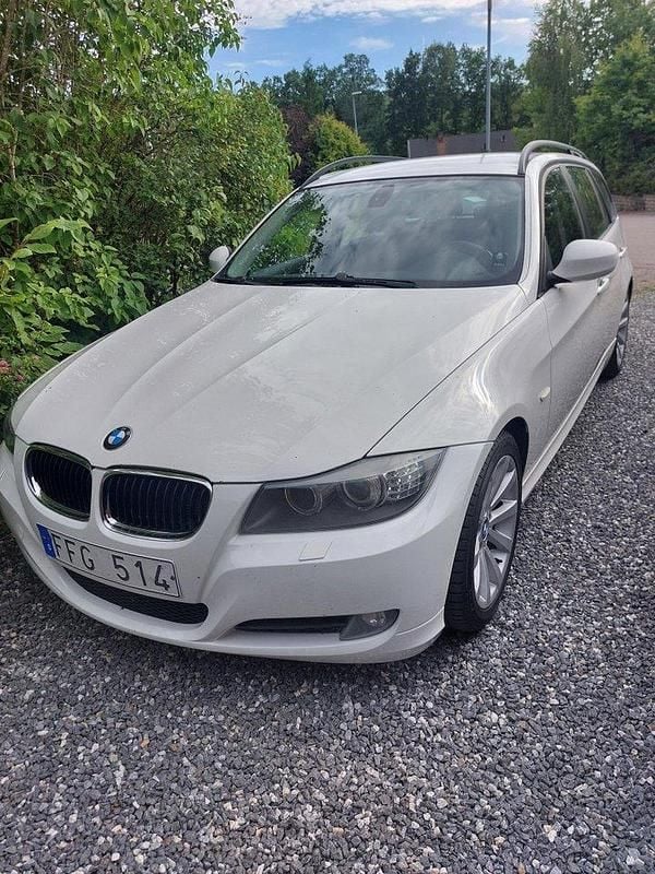Vit Begagnad 2009 BMW 320 Comfort Edition Kombi | 59 000 kr (Marknadspris) - Bild 1/4
