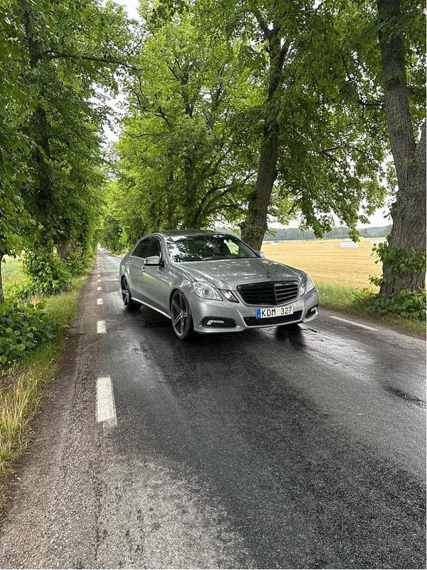 Grå Begagnad 2010 Mercedes E220 Avantgarde Sedan | 50 000 kr (Superpris) - Bild 1/4