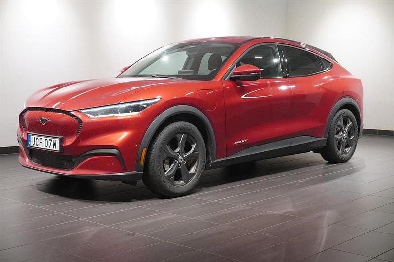 Röd Begagnad 2021 Ford Mustang Mach-E Standard Range SUV | 299 900 kr (Marknadspris) - Bild 1/2