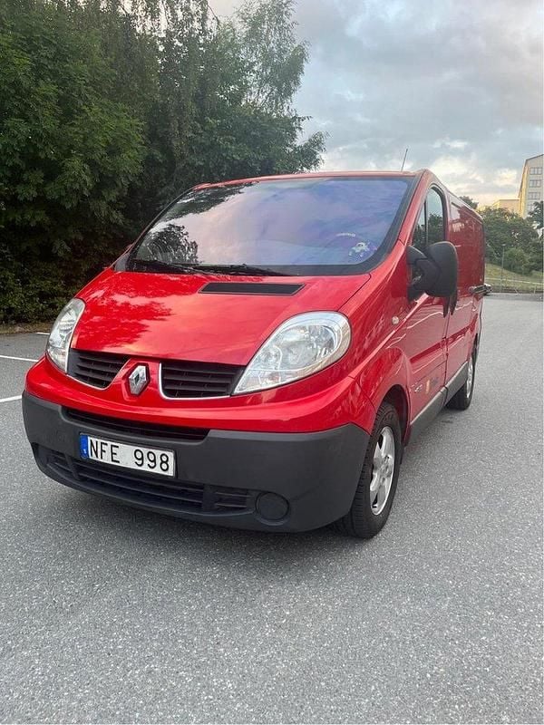 Röd Begagnad 2013 Renault Trafic Van | 63 000 kr (Bra pris) - Bild 1/4