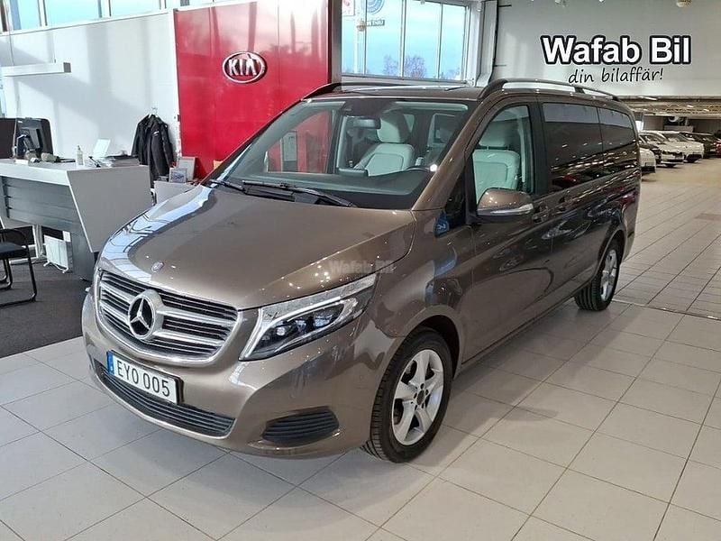 Grå Begagnad 2015 Mercedes V220 Minibuss | 364 900 kr - Bild 1/4