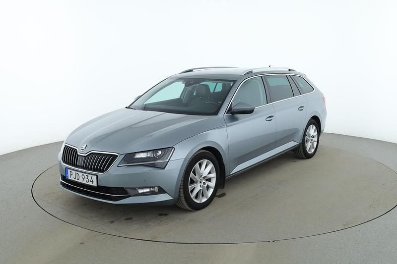Grå Begagnad 2017 Skoda Superb Business Line Kombi | 187 000 kr (Marknadspris) - Bild 1/4