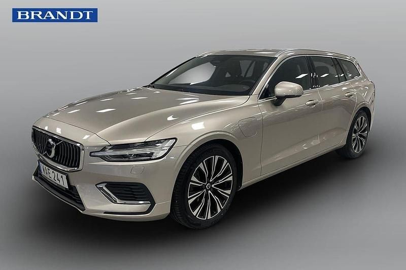 Ljusgrå (grå) Begagnad 2023 Volvo V60 Core Kombi | 399 900 kr (Marknadspris) - Bild 1/4