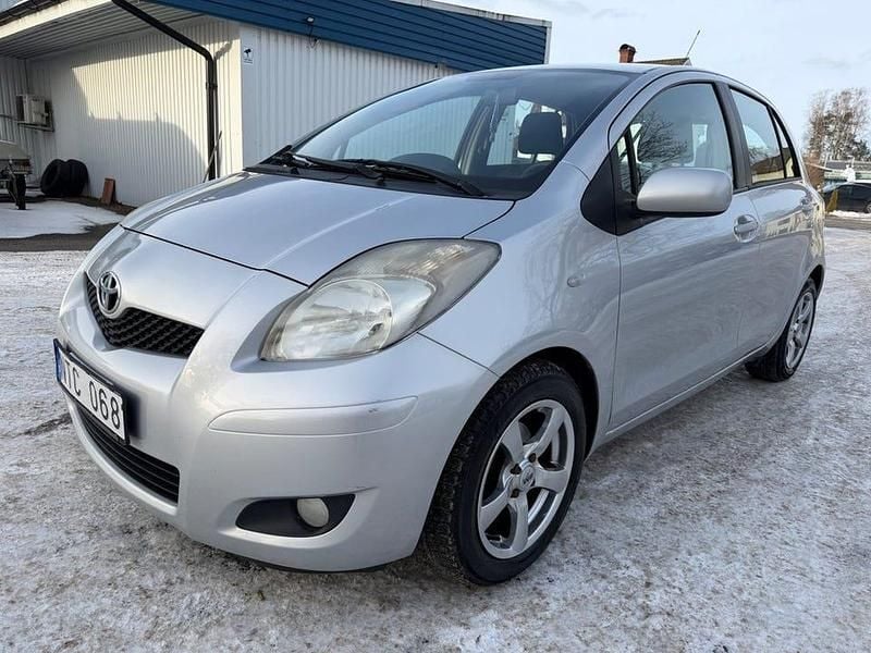 Begagnad Toyota Yaris 99 HK (72 kW) 2011 Silver Halvkombi