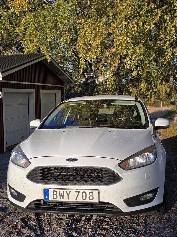 Vit Begagnad 2017 Ford Focus Trend Kombi | 100 000 kr (Lite dyr) - Bild 1/4