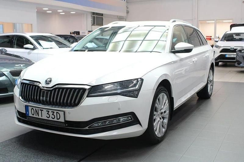 Vit Begagnad 2021 Skoda Superb Business Line Kombi | 236 700 kr (Bra pris) - Bild 1/4