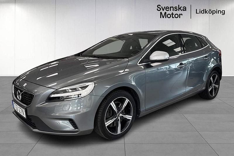 Grå Begagnad 2019 Volvo V40 R-Design Kombi | 207 900 kr (Marknadspris) - Bild 1/4