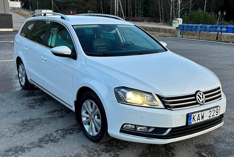 Vit Begagnad 2011 VW Passat Kombi | 79 900 kr (Marknadspris) - Bild 1/4