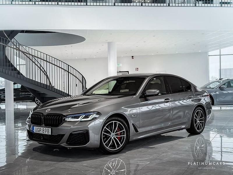 Grå Begagnad 2022 BMW 530e M Sport Sedan | 449 000 kr (Dyr) - Bild 1/4