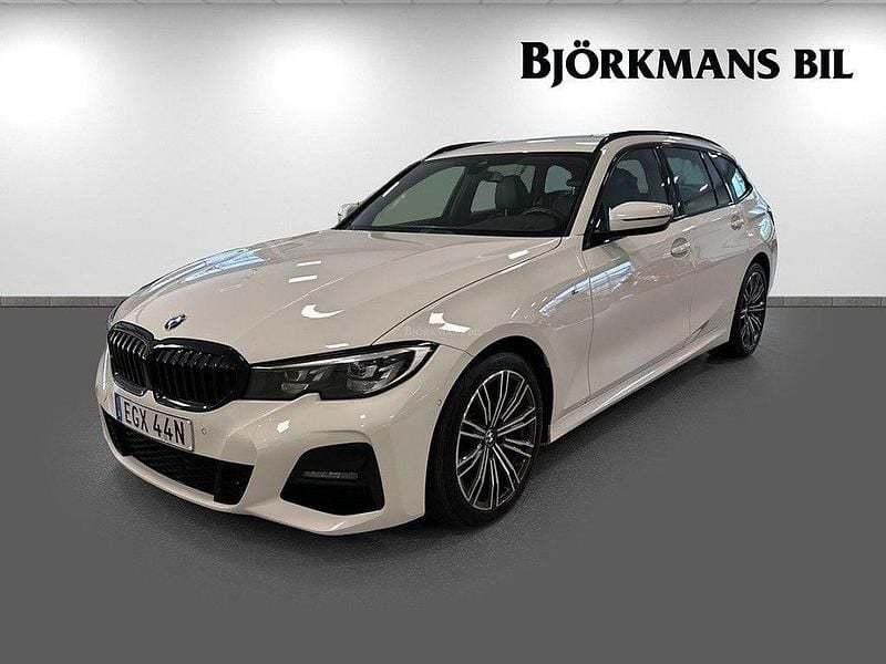 Vit Begagnad 2022 BMW 320 M Sport Kombi | 299 900 kr (Marknadspris) - Bild 1/4