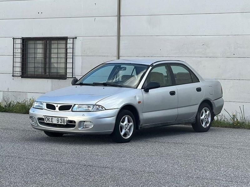 Grå Begagnad 1997 Mitsubishi Carisma Sedan | 17 900 kr - Bild 1/4