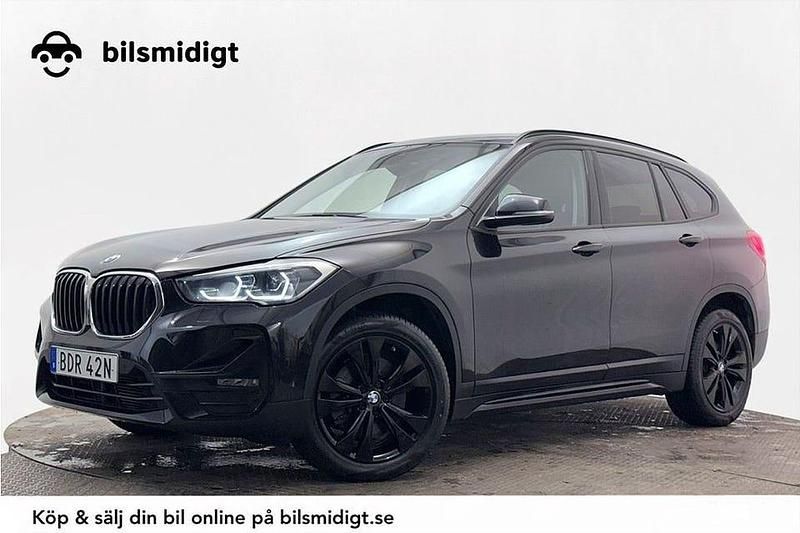 Svart Begagnad 2021 BMW X1 Sport Line SUV | 282 700 kr (Marknadspris) - Bild 1/3