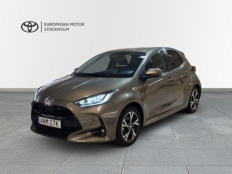 Grön Begagnad 2023 Toyota Yaris Hybrid Style Halvkombi | 249 900 kr (Marknadspris) - Bild 1/4