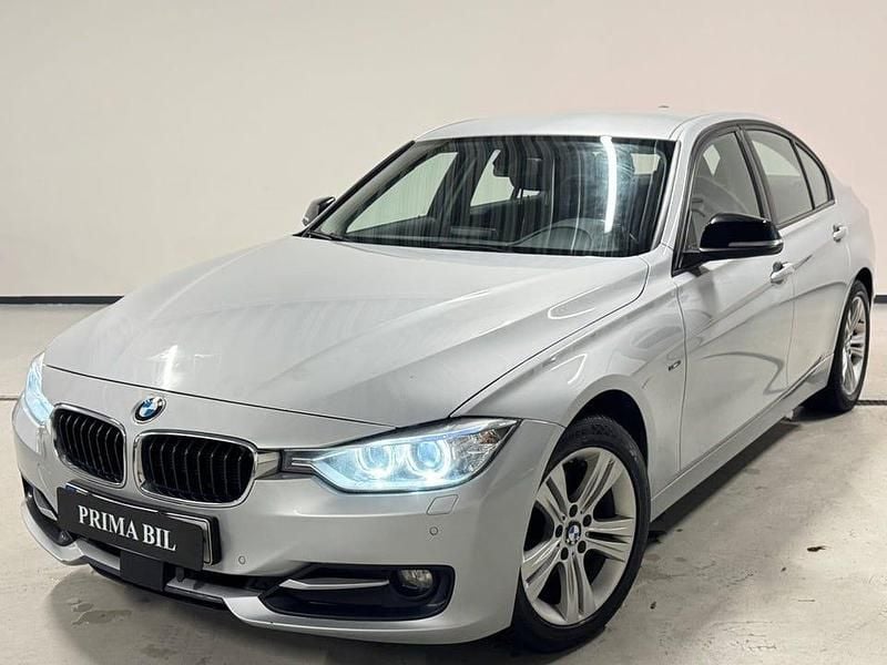 Silver Begagnad 2012 BMW 320 Sport Line Sedan | 119 900 kr (Marknadspris) - Bild 1/4
