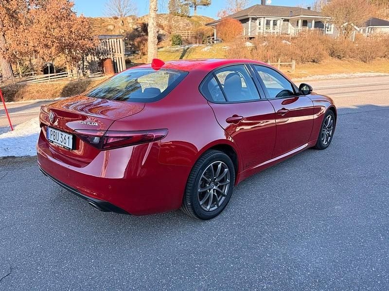 Begagnad Alfa Romeo Giulia 180 HK (132 kW) 2016 Röd Sedan