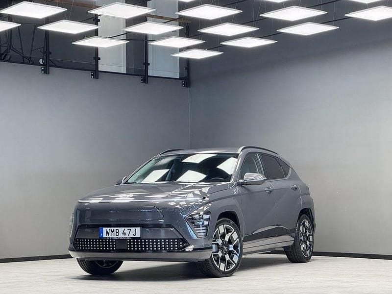 Grå Begagnad 2023 Hyundai Kona Advanced SUV | 369 900 kr (Bra pris) - Bild 1/3