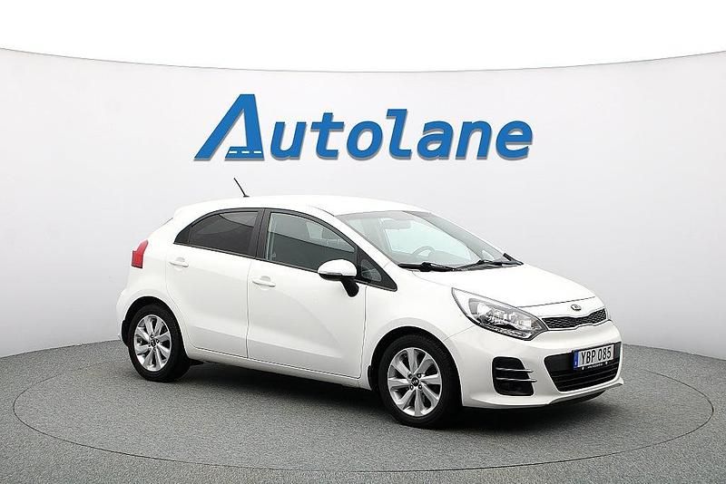 Vit Begagnad 2015 Kia Rio Halvkombi | 139 900 kr (Marknadspris) - Bild 1/3