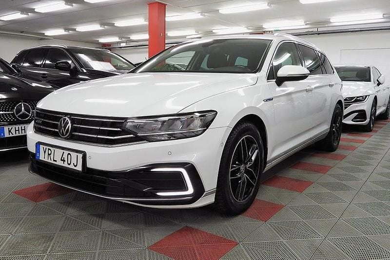 Vit Begagnad 2020 VW Passat GTE Kombi | 184 500 kr (Bra pris) - Bild 1/4