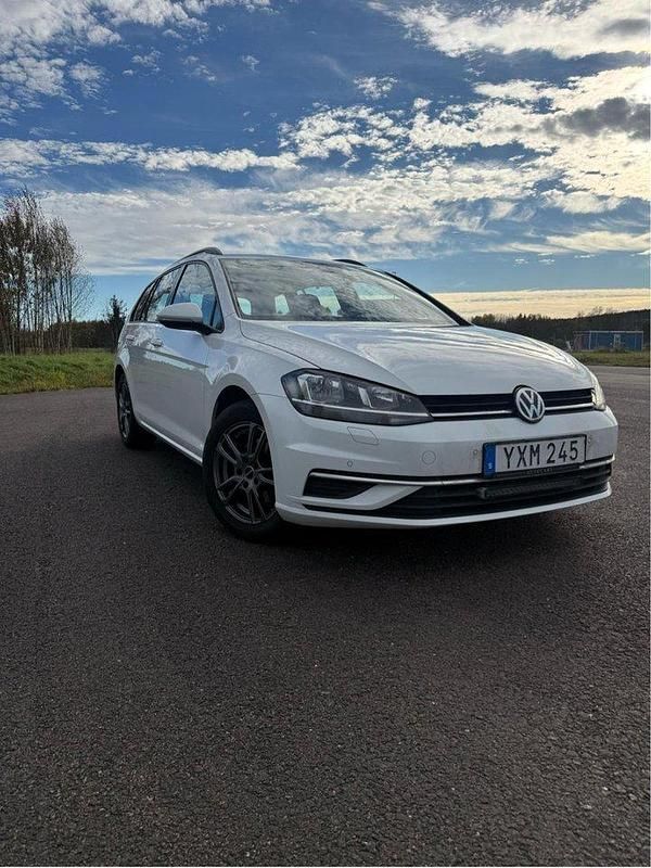 Vit Begagnad 2018 VW Golf VII Kombi | 80 000 kr (Marknadspris) - Bild 1/4