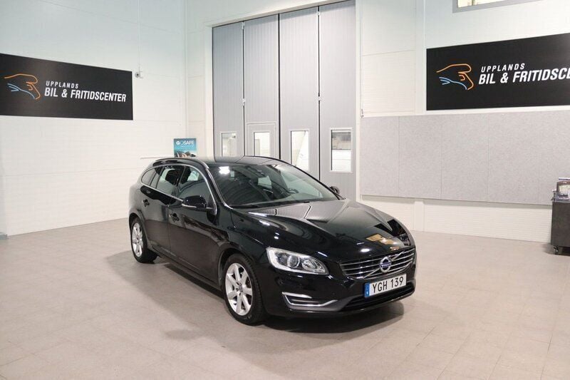 Svart (svart metallic) Begagnad 2017 Volvo V60 Momentum Kombi | 174 900 kr (Bra pris) - Bild 1/4