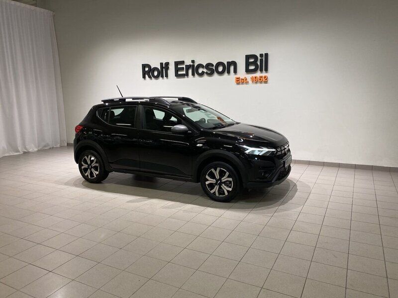 Svart Begagnad 2023 Dacia Sandero Expression Halvkombi | 189 500 kr (Marknadspris) - Bild 1/4