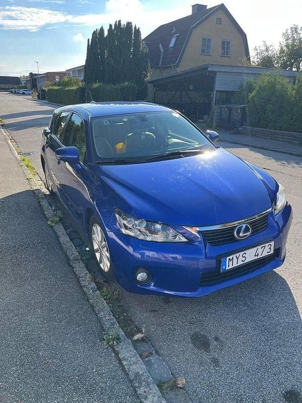 Blå Begagnad 2012 Lexus CT200h Executive Line Halvkombi | 125 000 kr (Marknadspris) - Bild 1/4