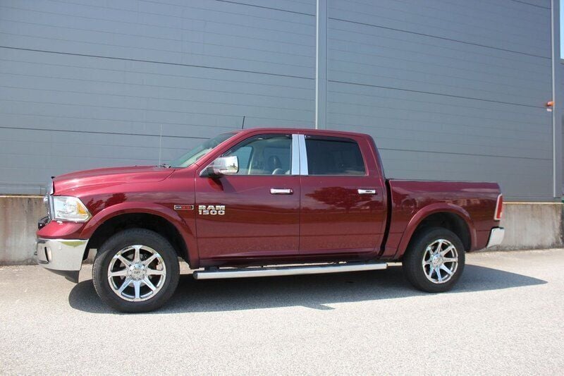 Mörkröd (röd metallic) Begagnad 2016 RAM 1500 Pickup | 239 900 kr (Superpris) - Bild 1/4