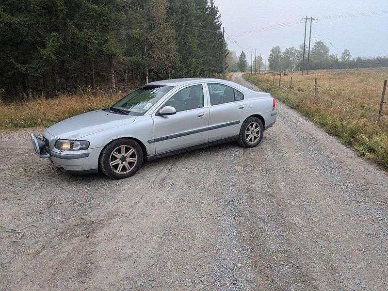 Grå Begagnad 2002 Volvo S60 Sedan | 15 000 kr - Bild 1/4