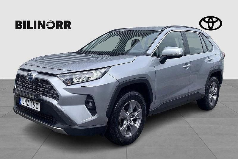 Silver Begagnad 2022 Toyota RAV4 Hybrid Active SUV | 349 900 kr (Marknadspris) - Bild 1/3