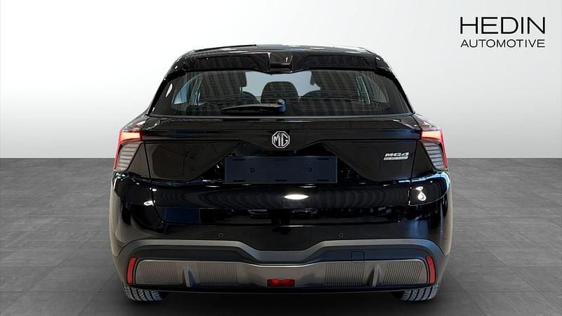 Begagnad MG MG4 EV 125 kW (170 HK) 2024 Svart Halvkombi