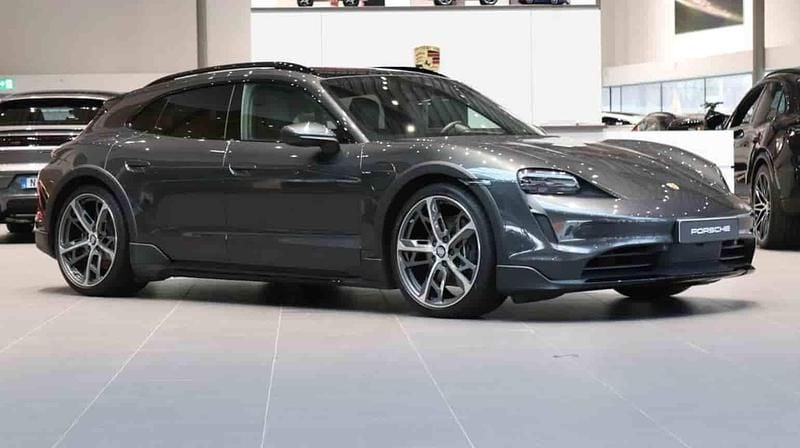Grå Begagnad 2023 Porsche Taycan Cross Turismo Sedan | 795 000 kr (Marknadspris) - Bild 1/1