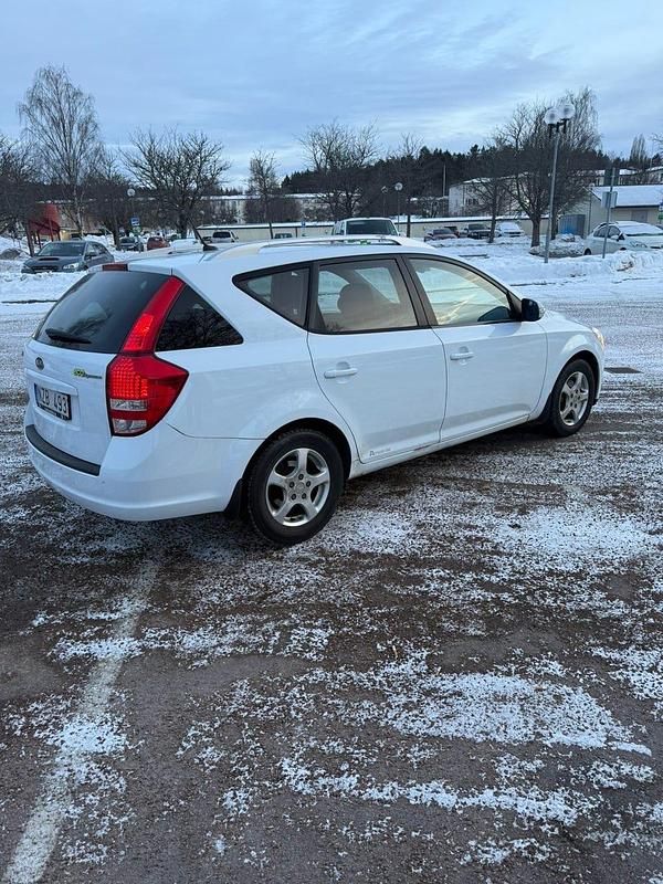 Begagnad Kia Ceed Sportswagon 115 HK (84 kW) 2010 Vit Kombi