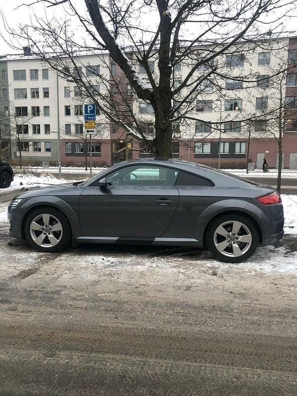 Gray metallic Begagnad 2016 Audi TT Sportkupé | 216 000 kr (Lite dyr) - Bild 1/4