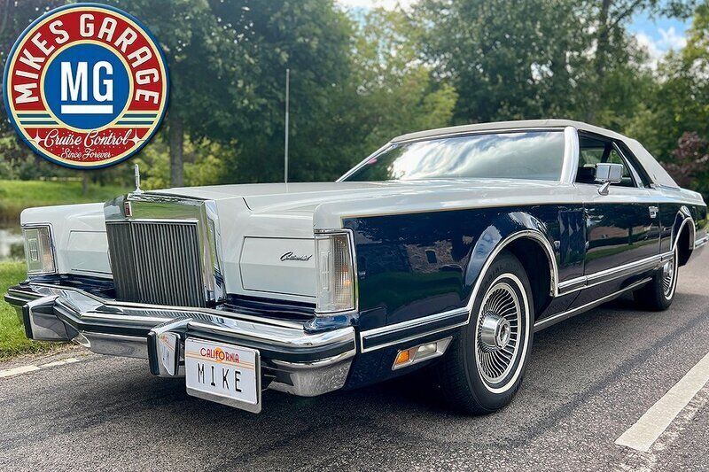 Begagnad Lincoln Continental 180 HK (132 kW) 1979 White & midnight blue moon dust metallic Sportkupé
