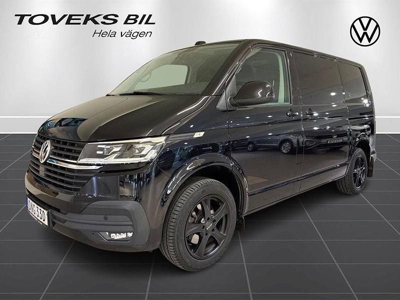 Svart (deep black pärleffekt) Begagnad 2023 VW T6.1 Van | 365 000 kr - Bild 1/4