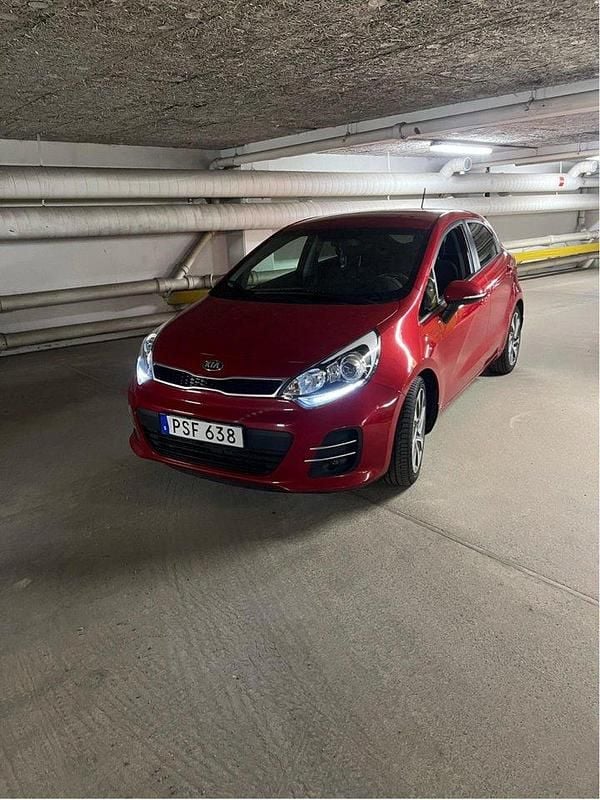 Röd Begagnad 2016 Kia Rio Halvkombi | 106 000 kr (Marknadspris) - Bild 1/3