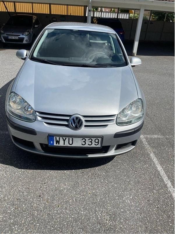 Silver Begagnad 2005 VW Golf IV Trendline Halvkombi | 39 000 kr (Marknadspris) - Bild 1/4