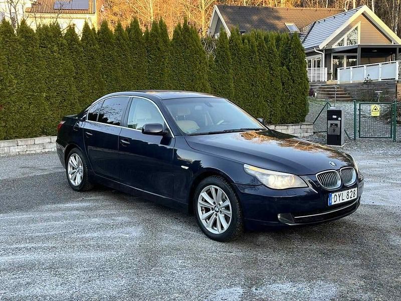 Mörkblå Begagnad 2008 BMW 530 Sedan | 84 900 kr (Bra pris) - Bild 1/4