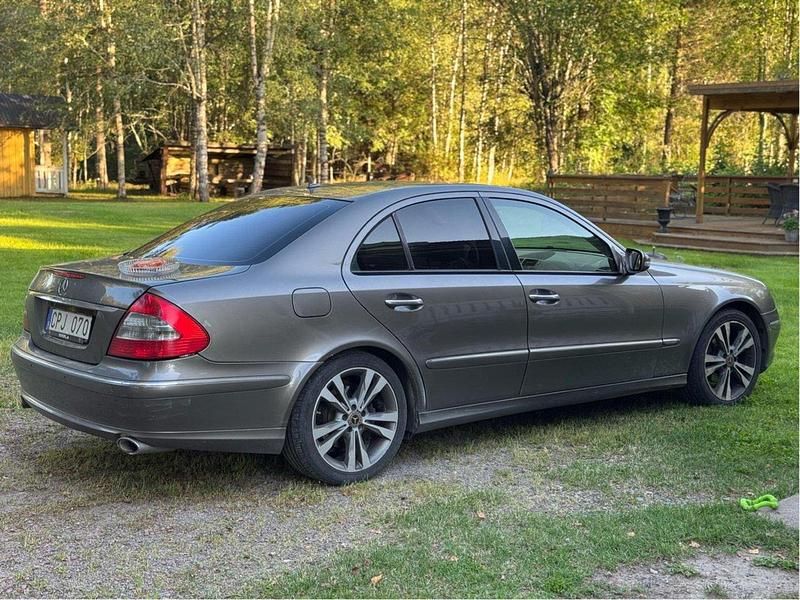 Grå Begagnad 2009 Mercedes E320 Sedan | 35 000 kr (Lite dyr) - Bild 1/4