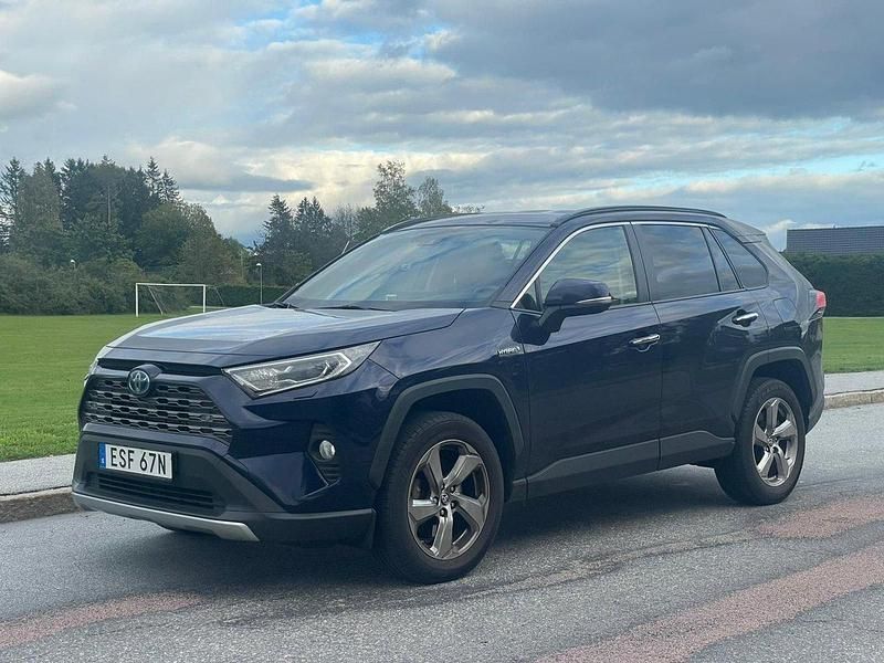 Mörkblå (blå) Begagnad 2020 Toyota RAV4 Hybrid Executive SUV | 314 900 kr (Marknadspris) - Bild 1/4
