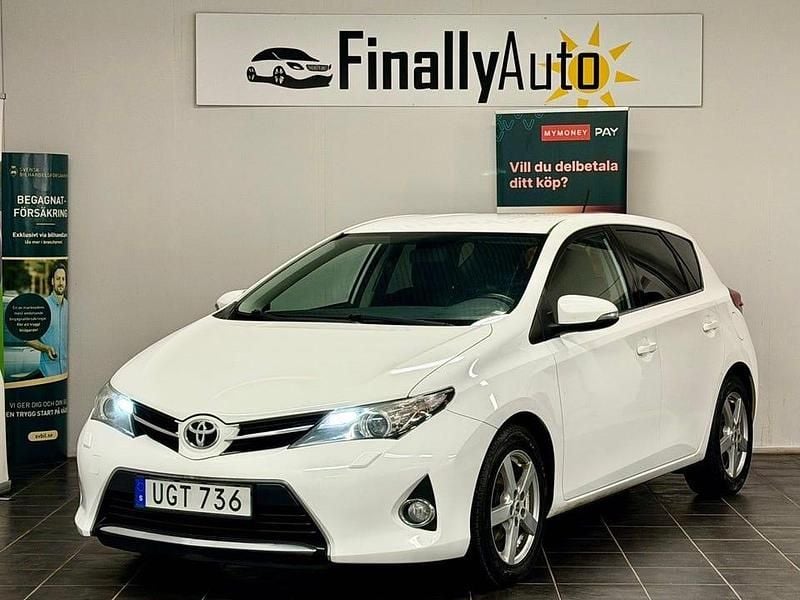 Vit Begagnad 2015 Toyota Auris Edition Halvkombi | 108 900 kr (Marknadspris) - Bild 1/4