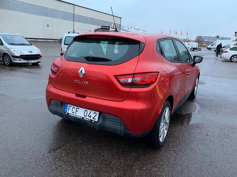 Begagnad Renault Clio IV 73 HK (53 kW) 2012 Röd Halvkombi