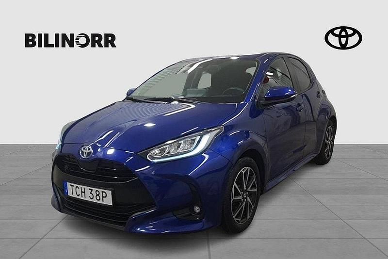 Mörkblå Begagnad 2022 Toyota Yaris Hybrid Active Halvkombi | 209 900 kr (Marknadspris) - Bild 1/4