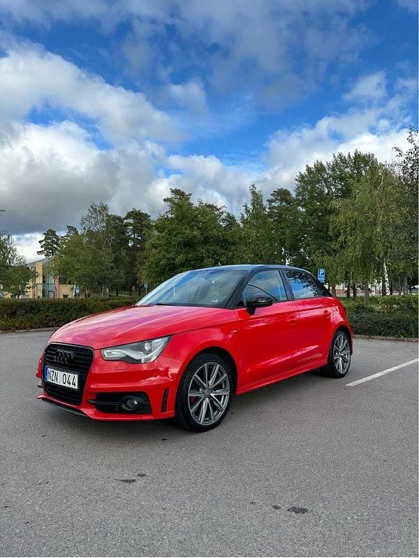 Röd Begagnad 2013 Audi A1 Sportback Sport Halvkombi | 105 000 kr (Marknadspris) - Bild 1/4