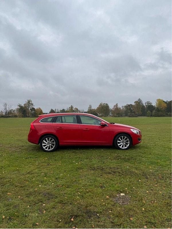 Röd Begagnad 2012 Volvo V60 Kombi | 50 000 kr (Lite dyr) - Bild 1/4