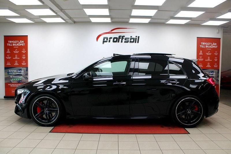 Svart Begagnad 2020 Mercedes A45 AMG AMG Halvkombi | 499 500 kr (Marknadspris) - Bild 1/4
