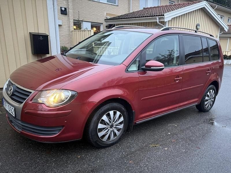 Röd Begagnad 2010 VW Touran Trendline Minibuss | 39 000 kr (Superpris) - Bild 1/1
