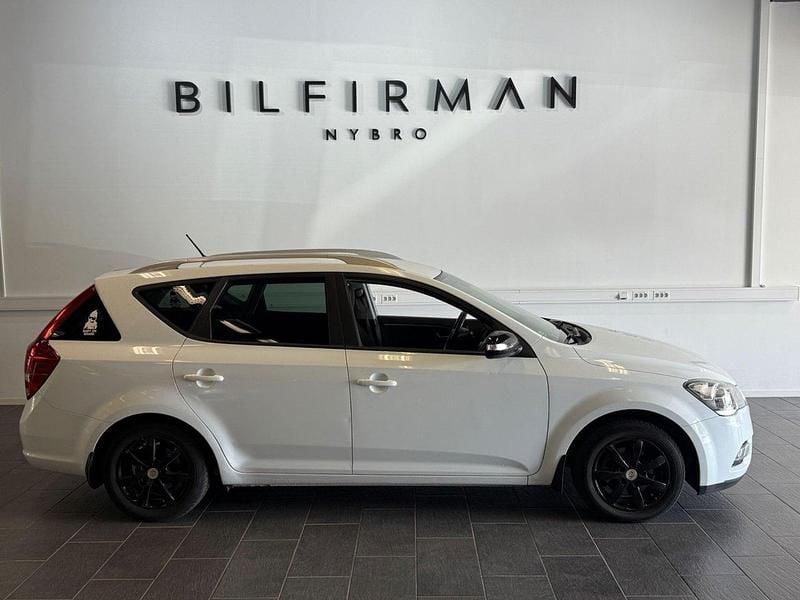 Vit Begagnad 2010 Kia Ceed Sportswagon EX Kombi | 64 900 kr (Bra pris) - Bild 1/4