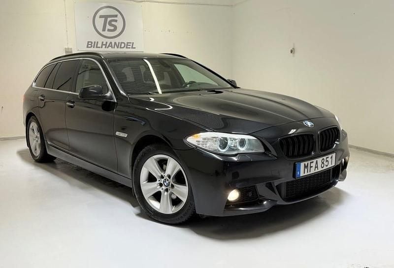 Svart Begagnad 2012 BMW 520 M Performance Kombi | 159 900 kr (Dyr) - Bild 1/4